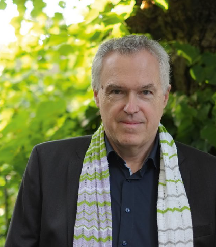 Christoph Thun-Hohenstein mit seinem Buch Klimaresonanz