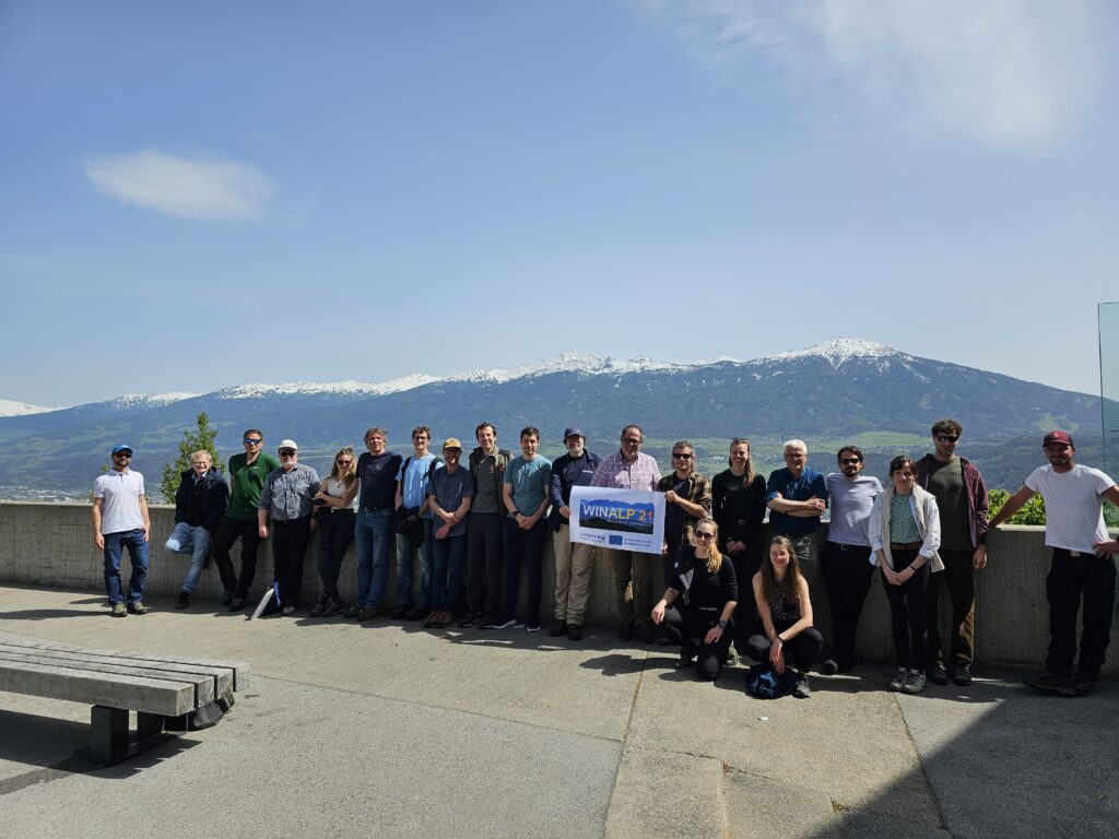 Gruppenfoto im Freien auf einer Terrasse