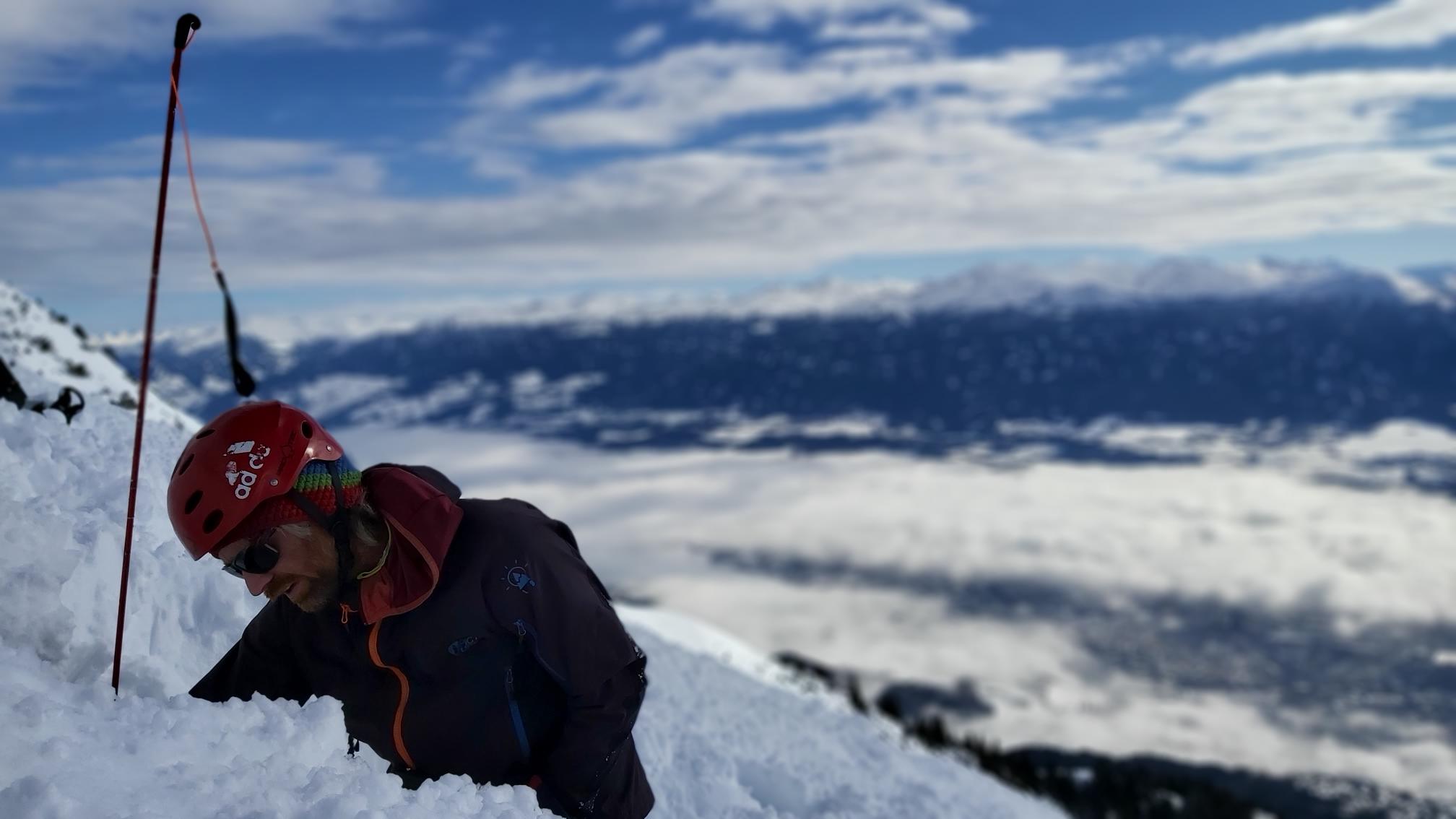 BFW Mitarbeiter Anselm Köhler bei einer simulierten Bergung im Schnee