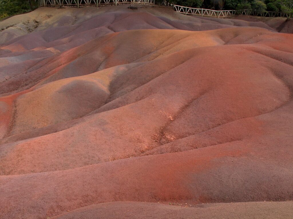 Rötliche hügelige Sandlandschaft