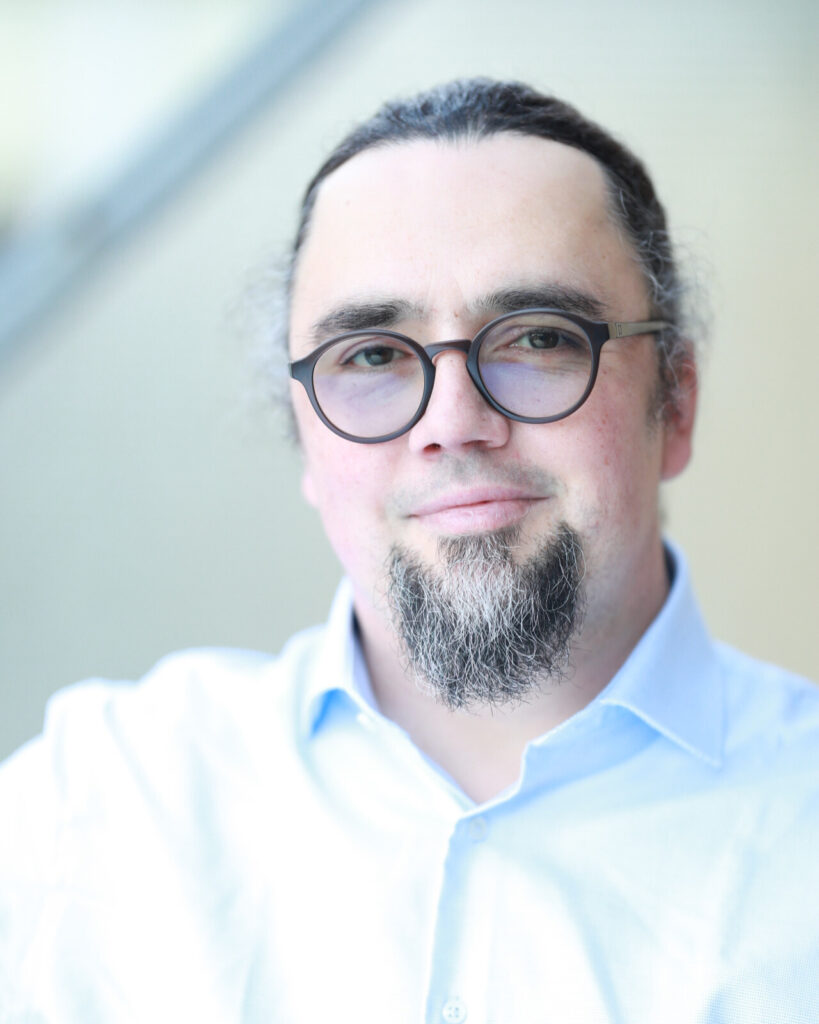 Portrait eines Mannes, innen