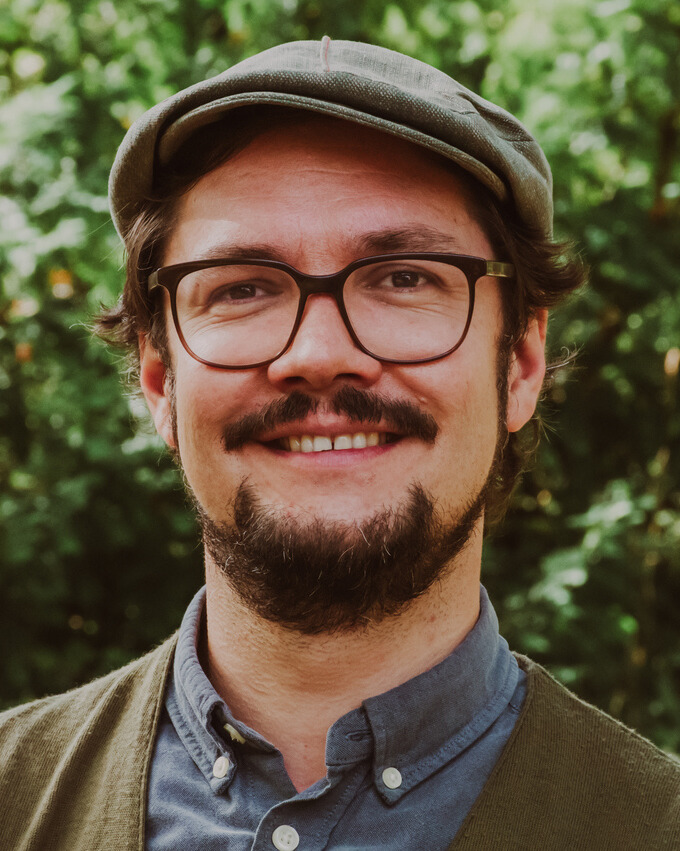Portrait Mann mit Kappe in der Natur