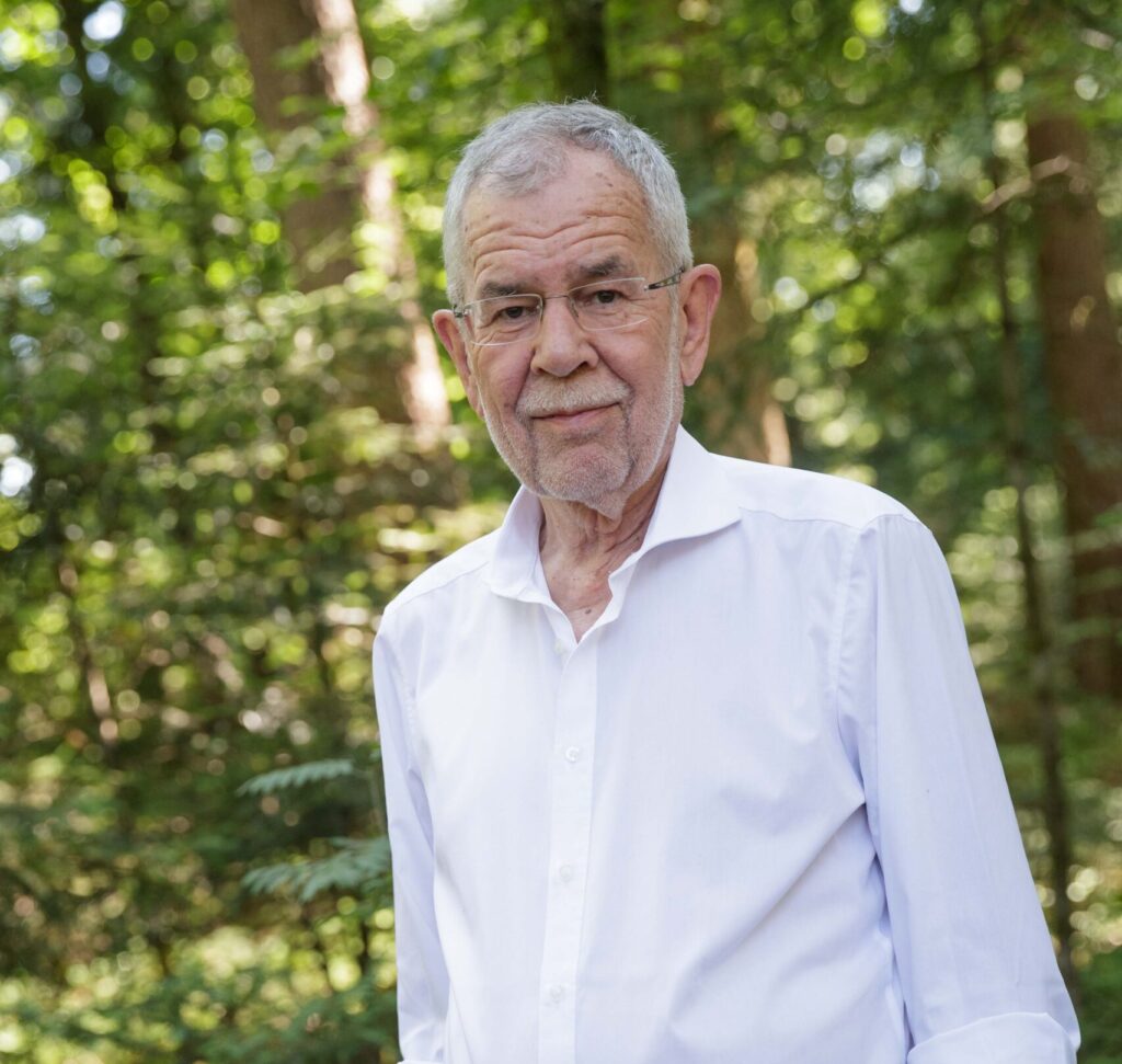 Portraitbild von Alexander Van der Bellen im Wald