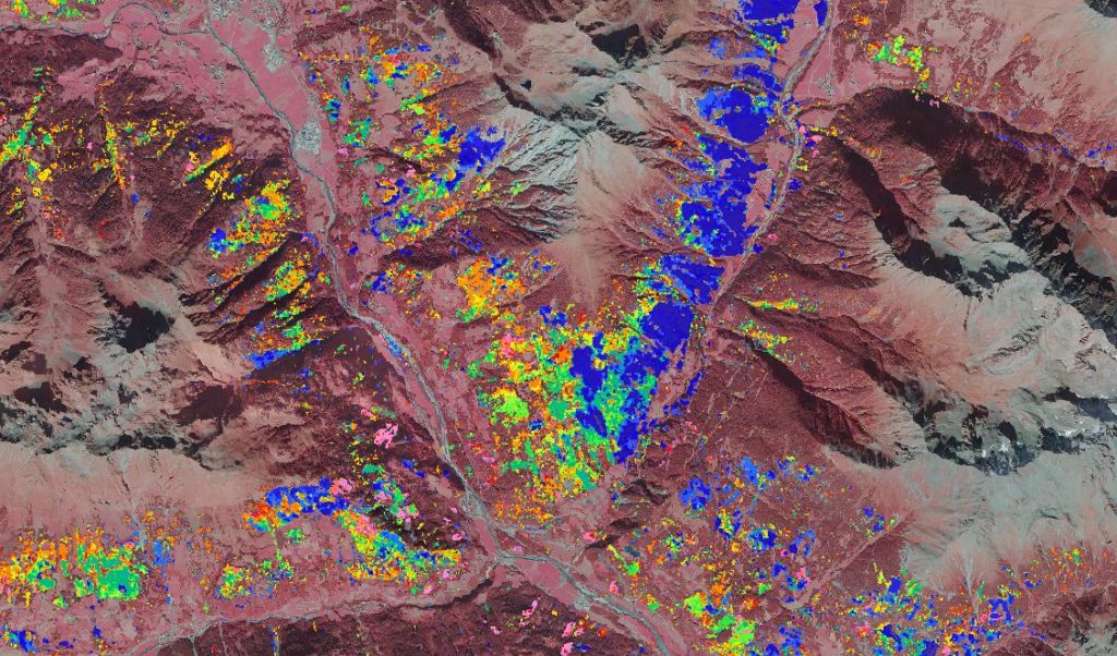 Satellitenbild von einem Berggelände mit farbig markierten Bereichen
