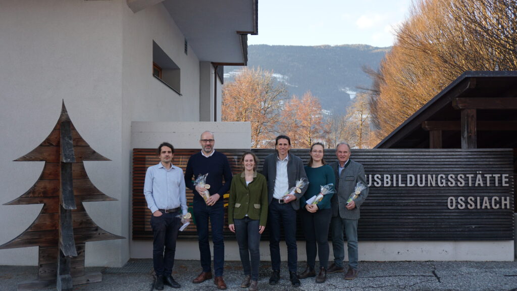 Teamfoto mit BFW Mitarbeiter:innen vor der FAST Ossiach