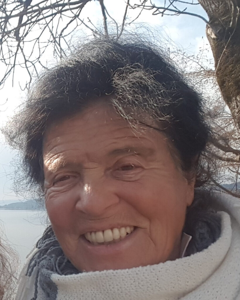 Portrait einer Frau am Seeufer