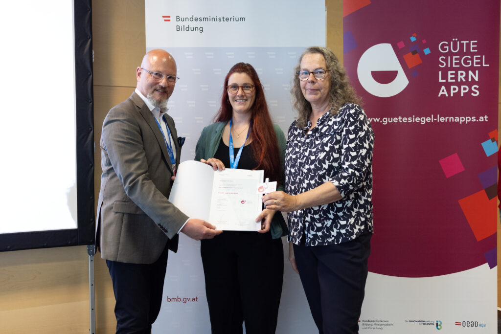 Die Verleihung des Gütesiegels für die Lernapp an Projektleiterin Irene Gianordoli