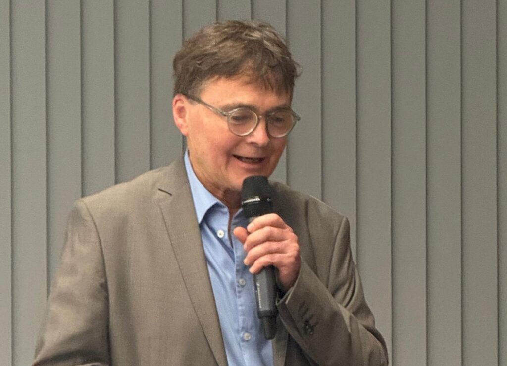 Hannes Krehan mit einem Mikrofon in der Hand