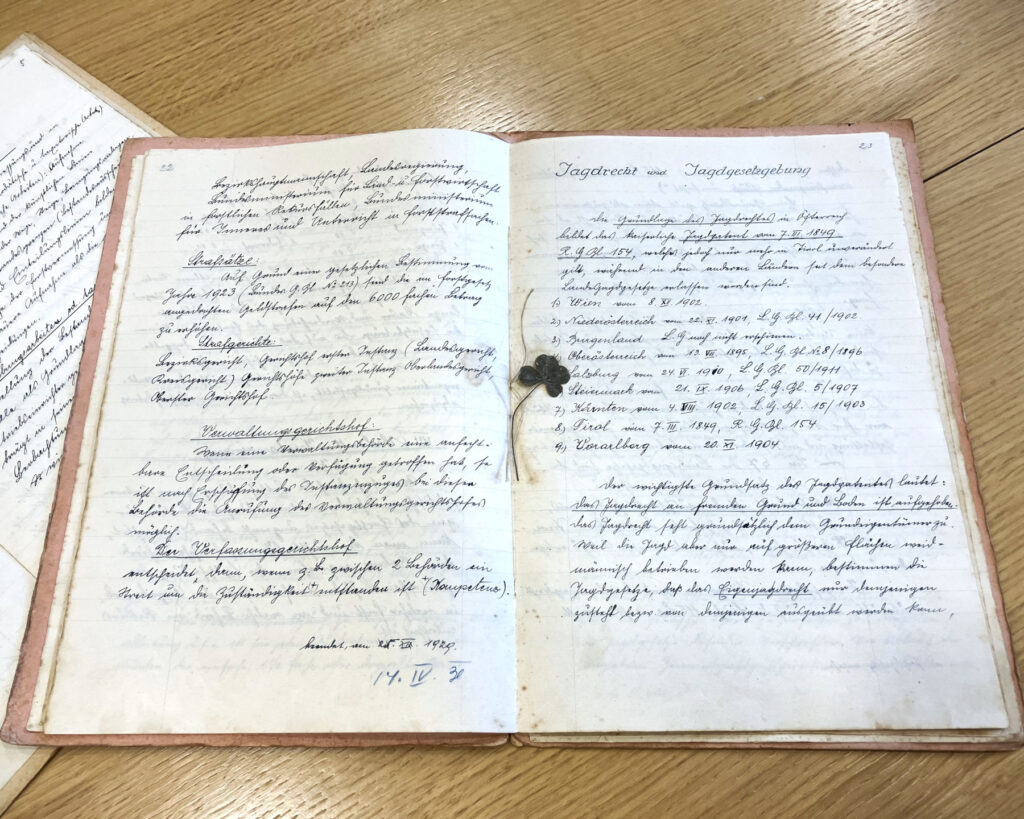 Ein Exponat, ein Buch zu Jagdrecht wird gezeigt