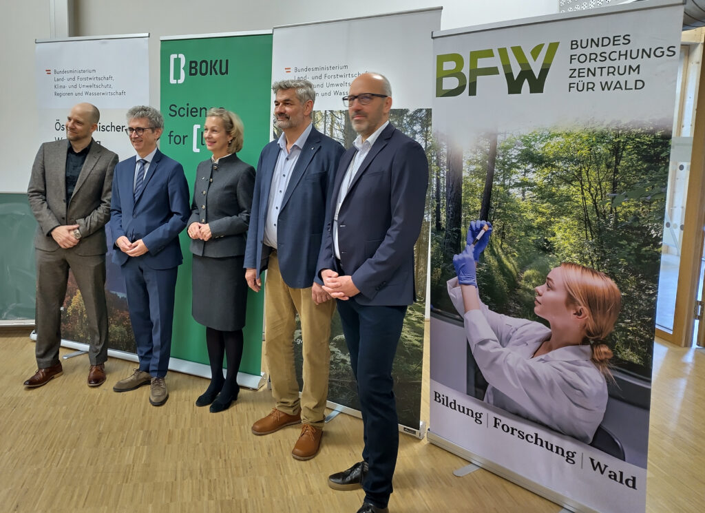 5 Personen vor 4 Rollups