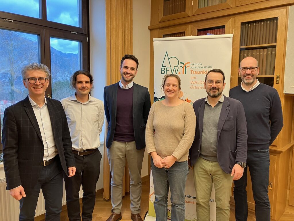 Gruppenbild von BFW Mitarbeiter:innen mit Direktor Peter Mayer