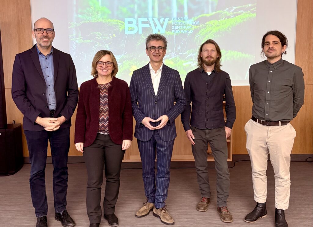 Silvio Schüler, Alexandra Freudenschuß, Peter Mayer, Frederick Sachser und David Kessler stehen vor Präsentationsfolien