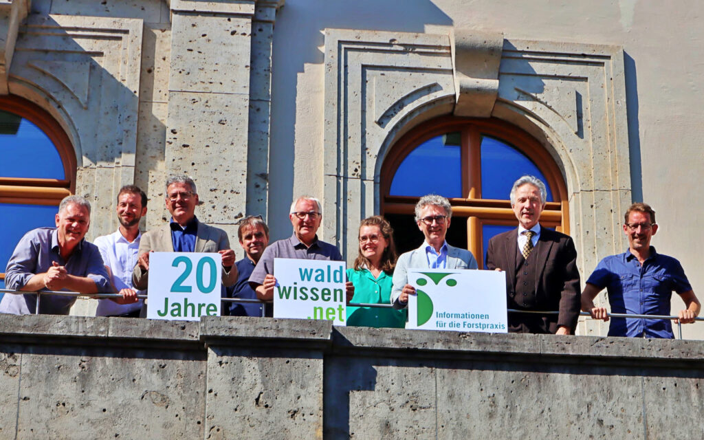 Die vier Leiter und die jeweiligen Redakteur:innen der forstlichen Forschungsreinrichtungen stehen auf dem Balkon des Bayrischen Staatsministeriums für Ernährung, Landwirtschaft, Forsten und Tourismus