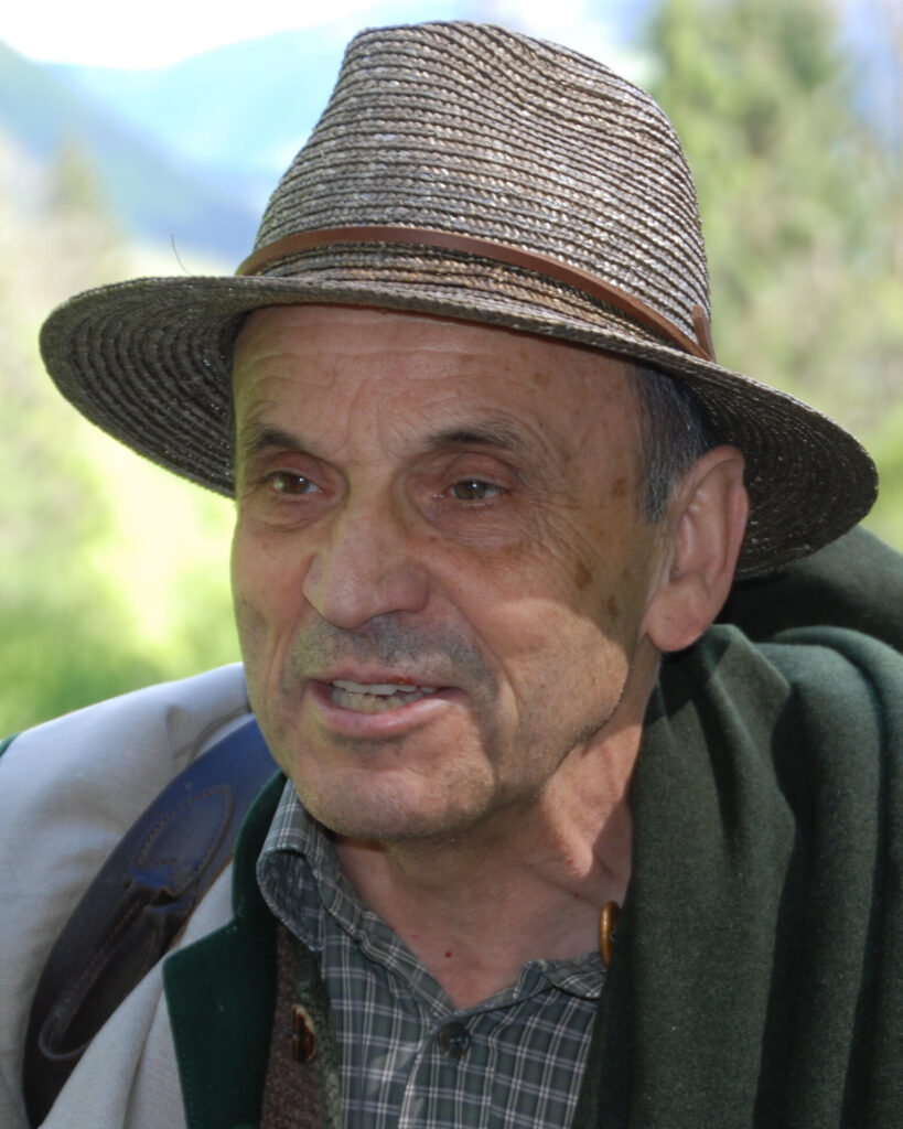 Mann mit Sonnenhut in der Natur