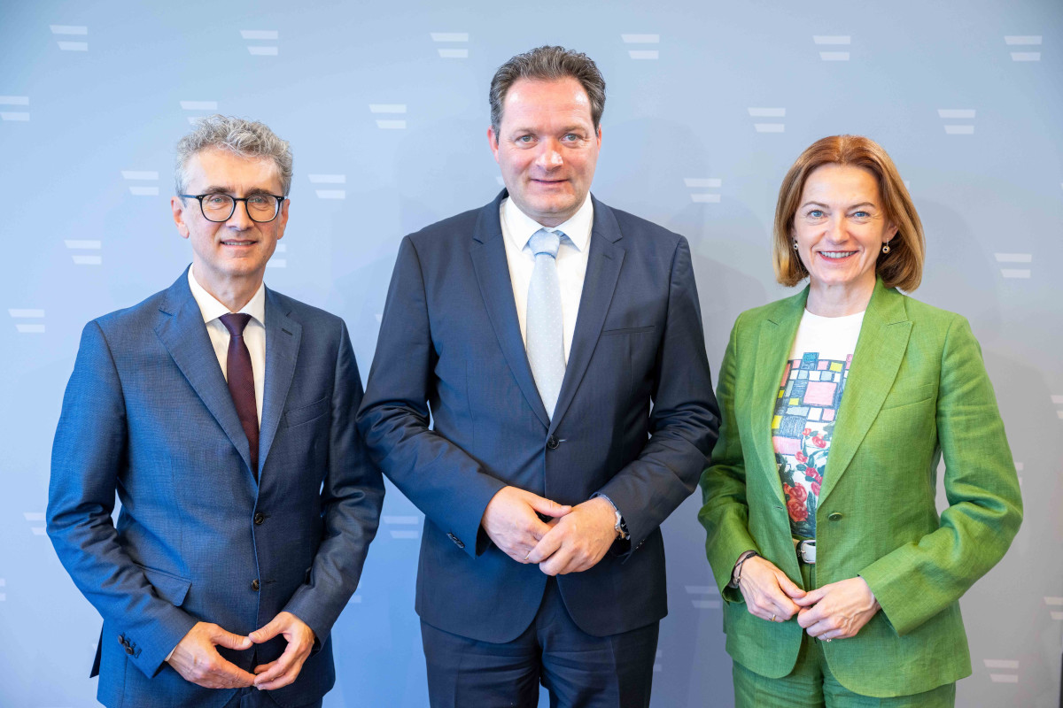 Peter Mayer, Norbert Totschnig und Simone Schmiedtbauer stehen nebeneinander Peter Mayer, Norbert Totschnig und Simone Schmiedtbauer stehen nebeneinander