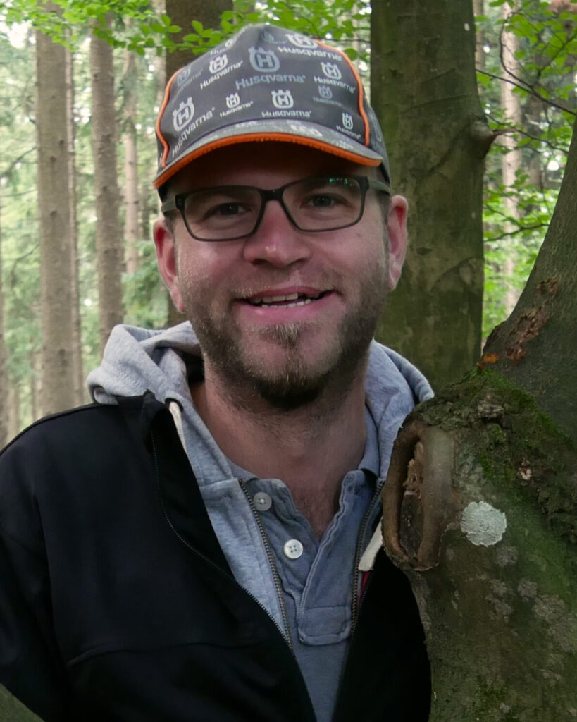 Portrait eines Mannes, in Arbeitskleidung im Wald