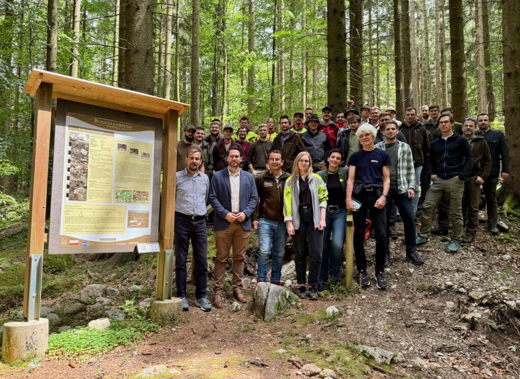 Waldbodenlehrpfad Taferlklause mit Gruppe