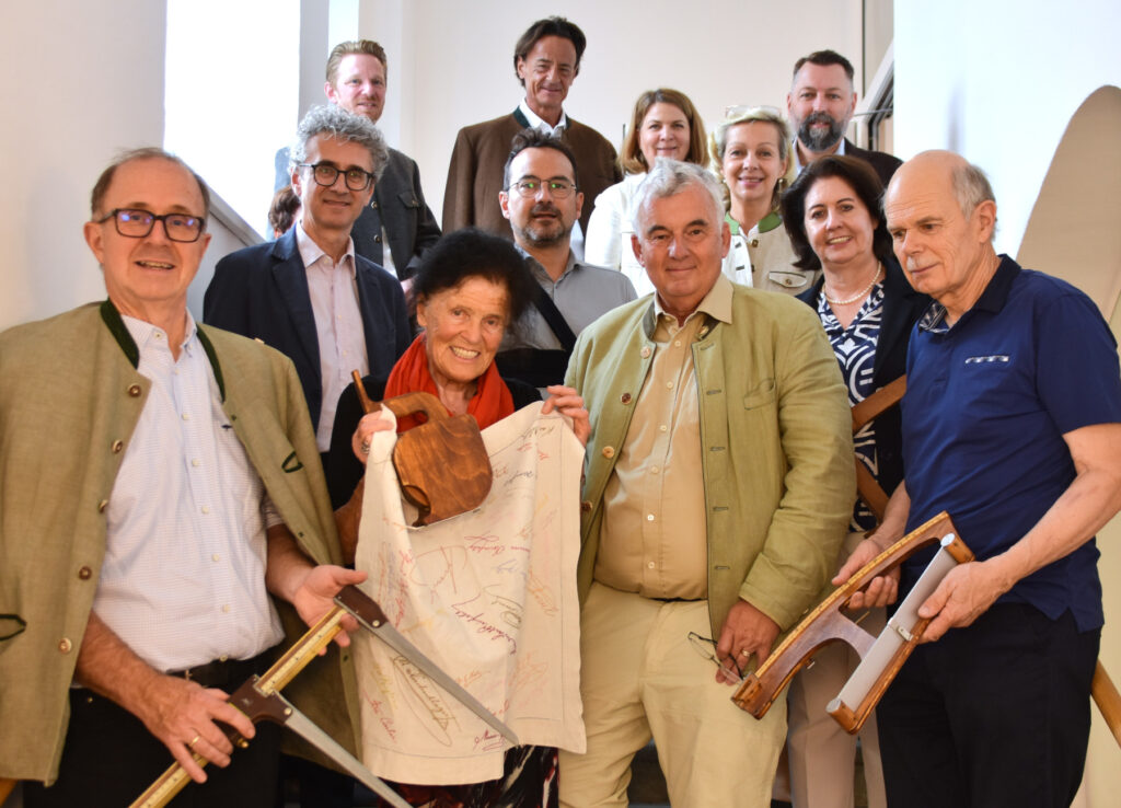 Ein Gruppenfoto der Leitung der Forstsektion in einem Treppenhaus