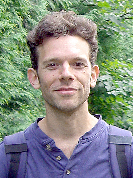 Portrait eines jungen Mannes in der Natur