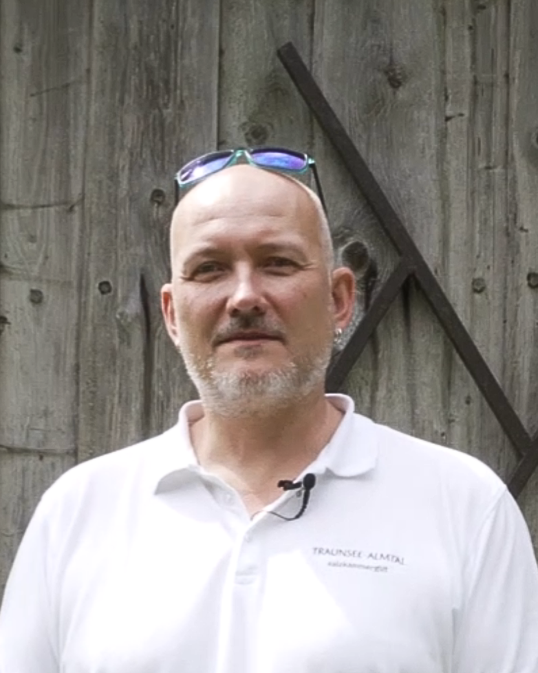 Portrait eines Mann vor einer Holzwand