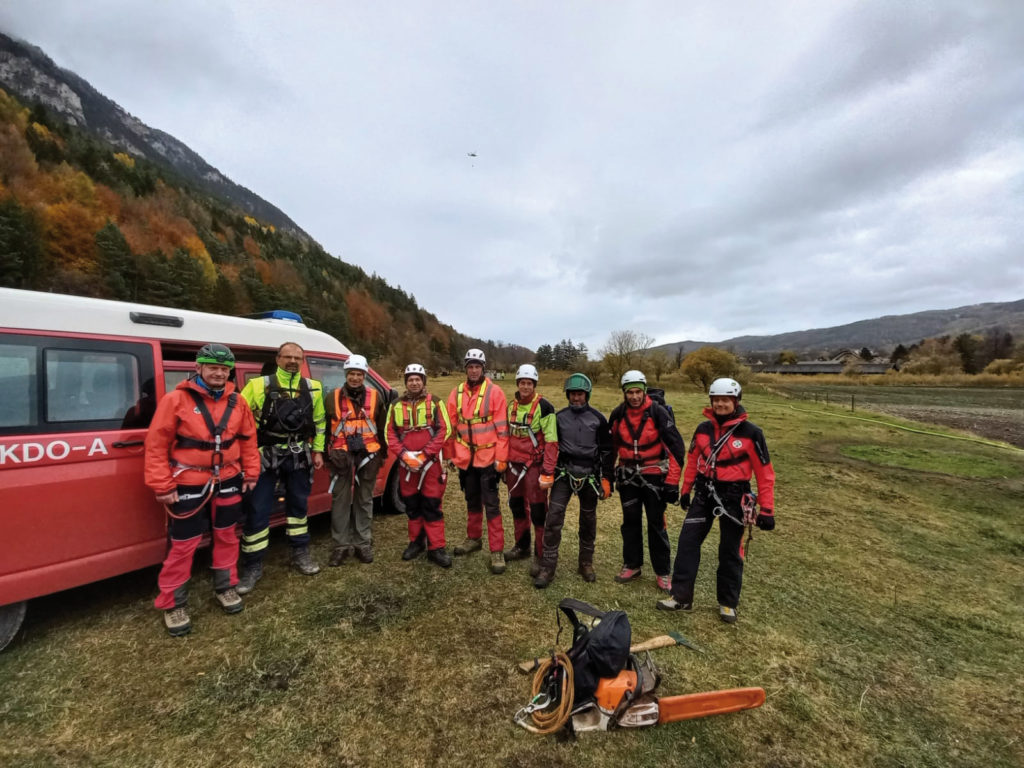 Foto von Peter Lepkowicz und den Feuerwehr-Einsatzkräften