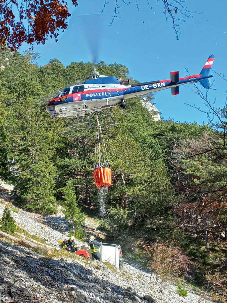 Polizei Hubschrauber beim Löschen des Waldbrands bei der Rax