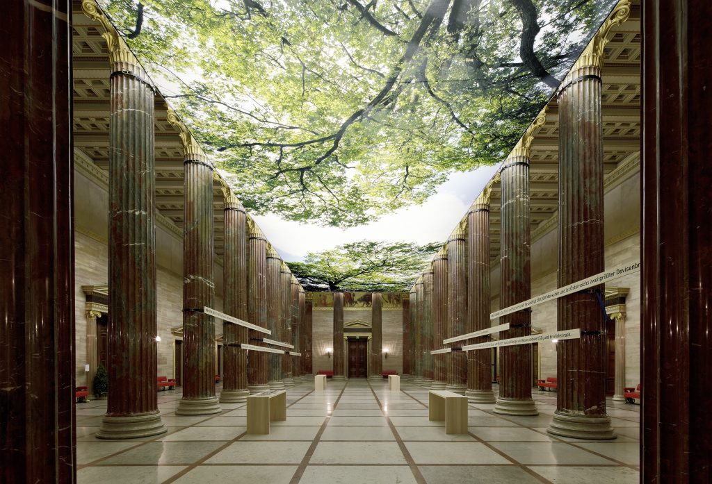 Im Parlament in Wien wurden Folien aufgehängt, wo Äste und Bäume darauf zu sehen sind.